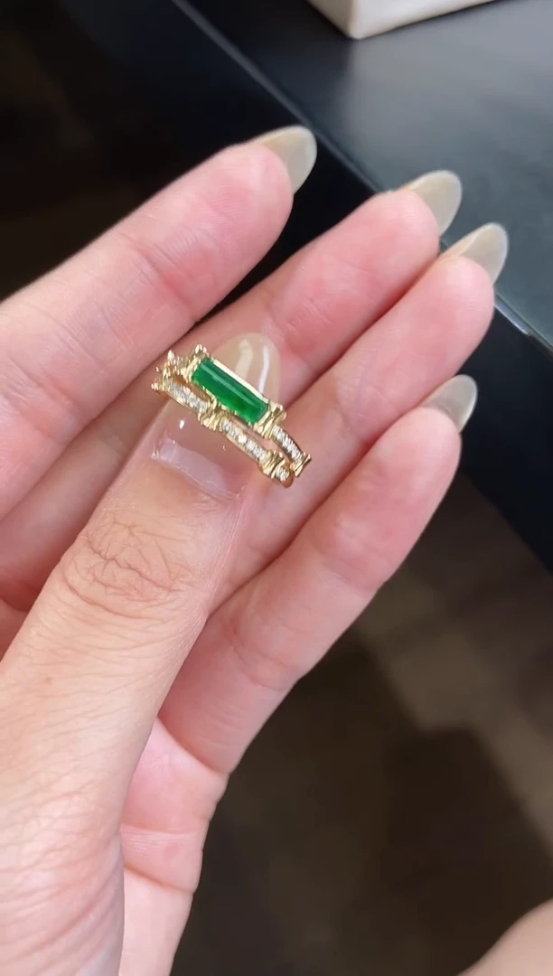 18K金镶嵌戒指翡翠设计款戒指