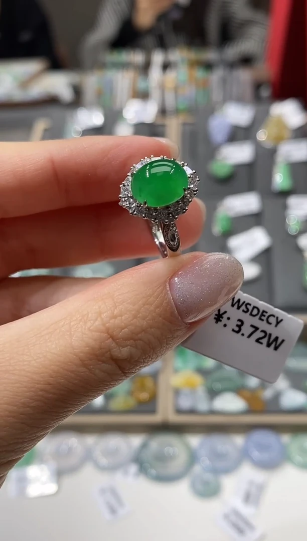 18K金镶嵌戒指翡翠戒指