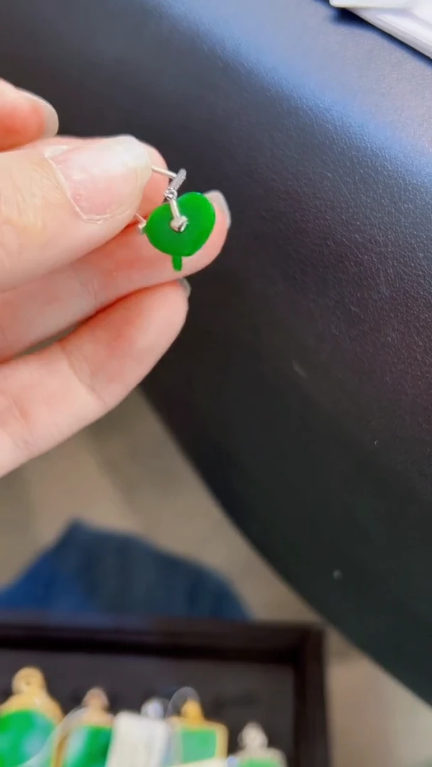 颈饰18K金镶嵌翡翠耳饰