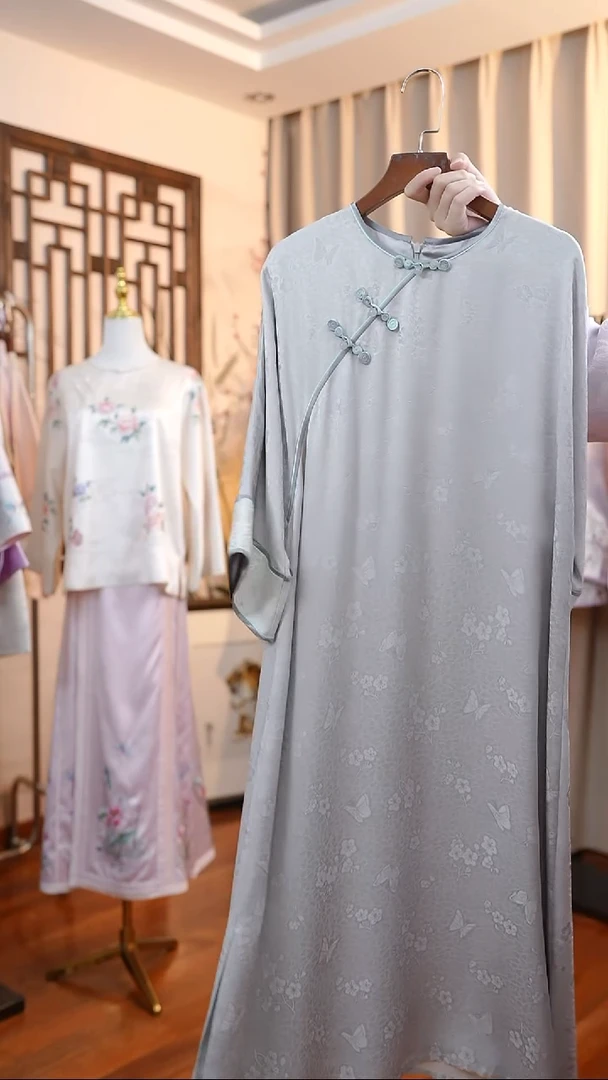 刺绣灰色袍子 桑蚕丝非遗苏绣服饰