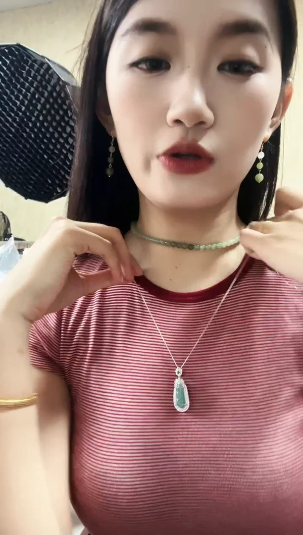 翡翠未镶嵌吊坠(赠链)四季豆吊坠带链