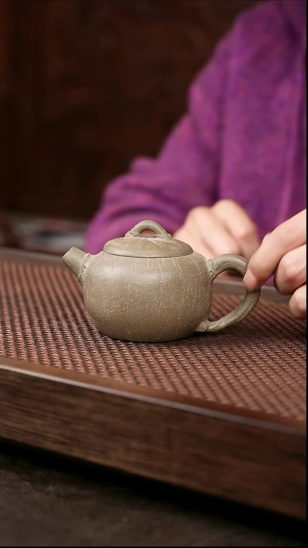 茶壶紫砂粗砂  古圆{条纹把}