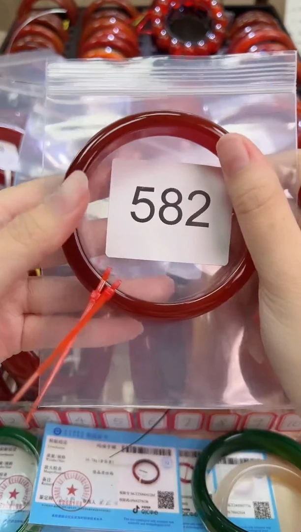 玛瑙/玉髓手镯未镶嵌66圈口*582