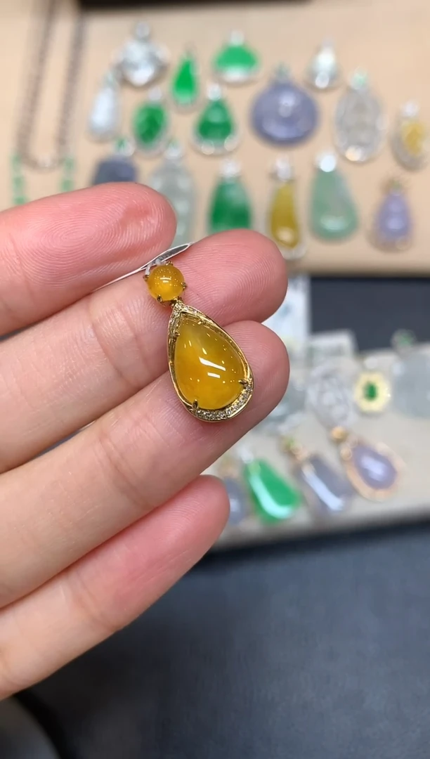 颈饰18K金镶嵌翡翠水滴【无服务费