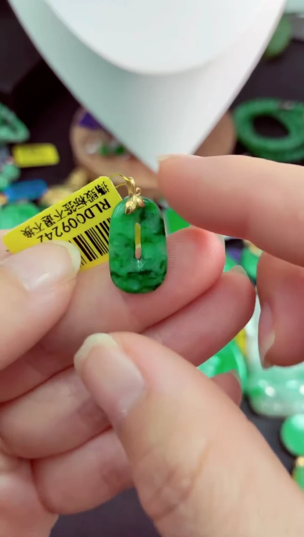 吊坠(不含链)18K金镶嵌翡翠挂件