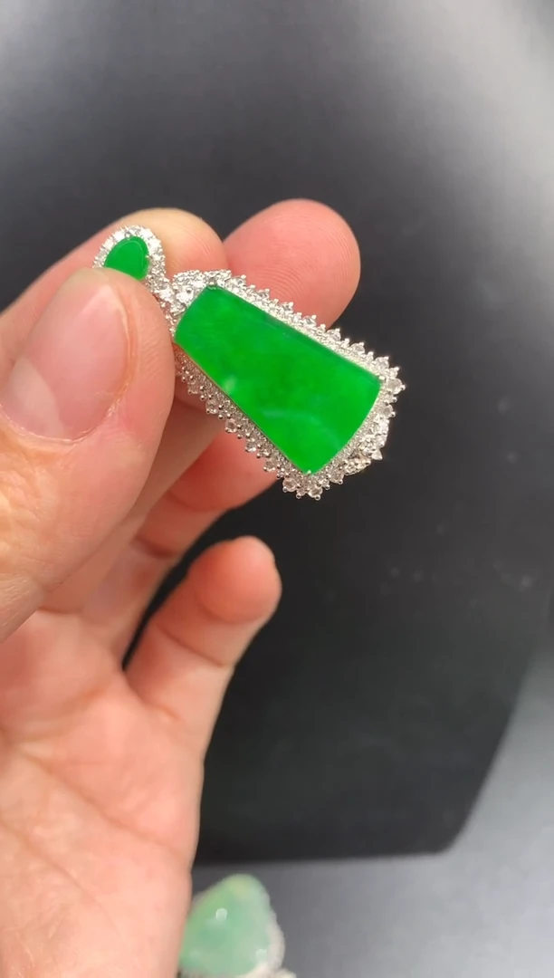 颈饰18K金镶嵌翡翠无事牌