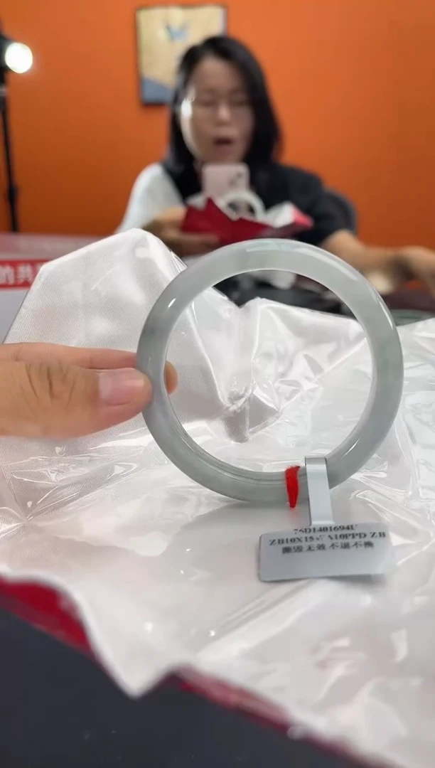 翡翠手镯未镶嵌翡翠手镯（微瑕）
