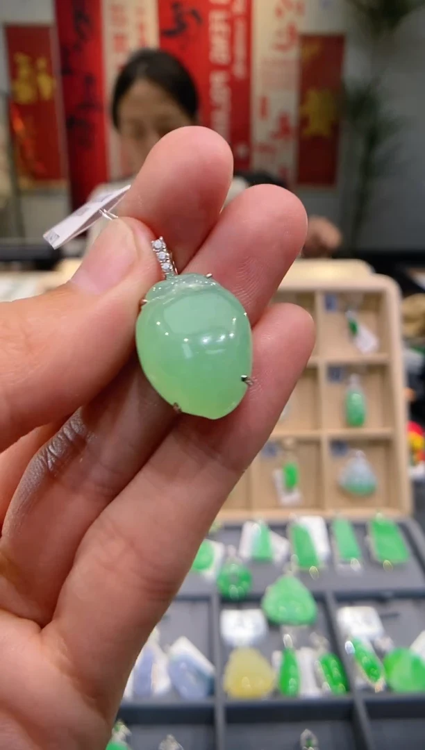 【闪购商品】翡翠吊坠(不含链)18K金镶嵌桃子