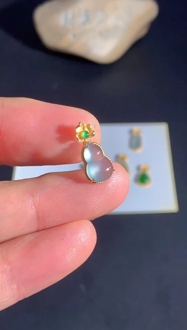 颈饰18K金镶嵌翡翠