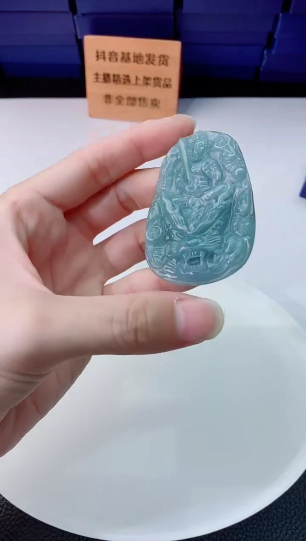 翡翠未镶嵌颈饰    `