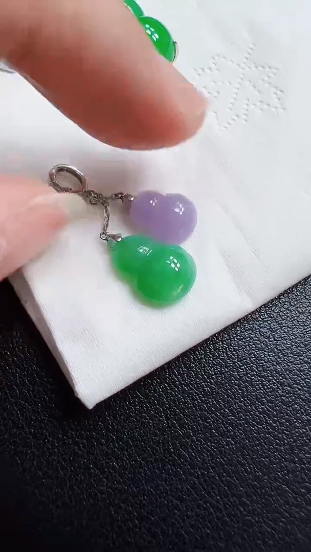 颈饰18K金镶嵌翡翠葫芦