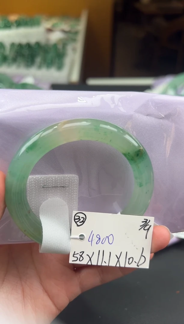 【闪购商品】石英质玉手镯未镶嵌非洲翠拍下联系小耳机看购买须知！