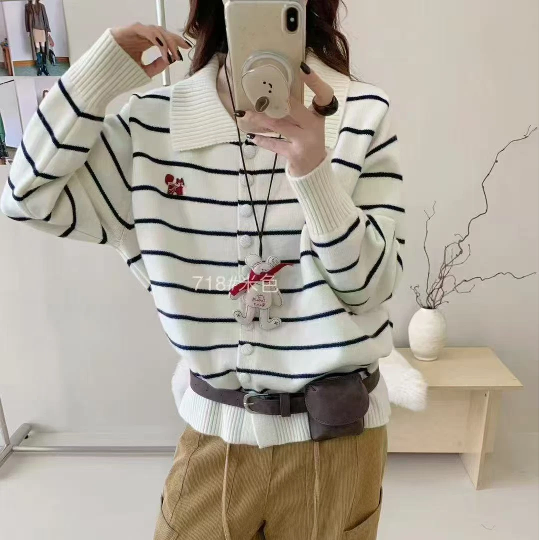 718 翻领刺绣猫咪条纹毛衣