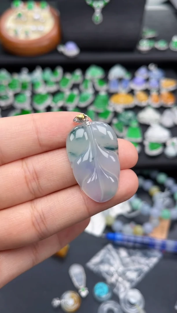 翡翠18K金镶嵌吊坠(不含链)多人