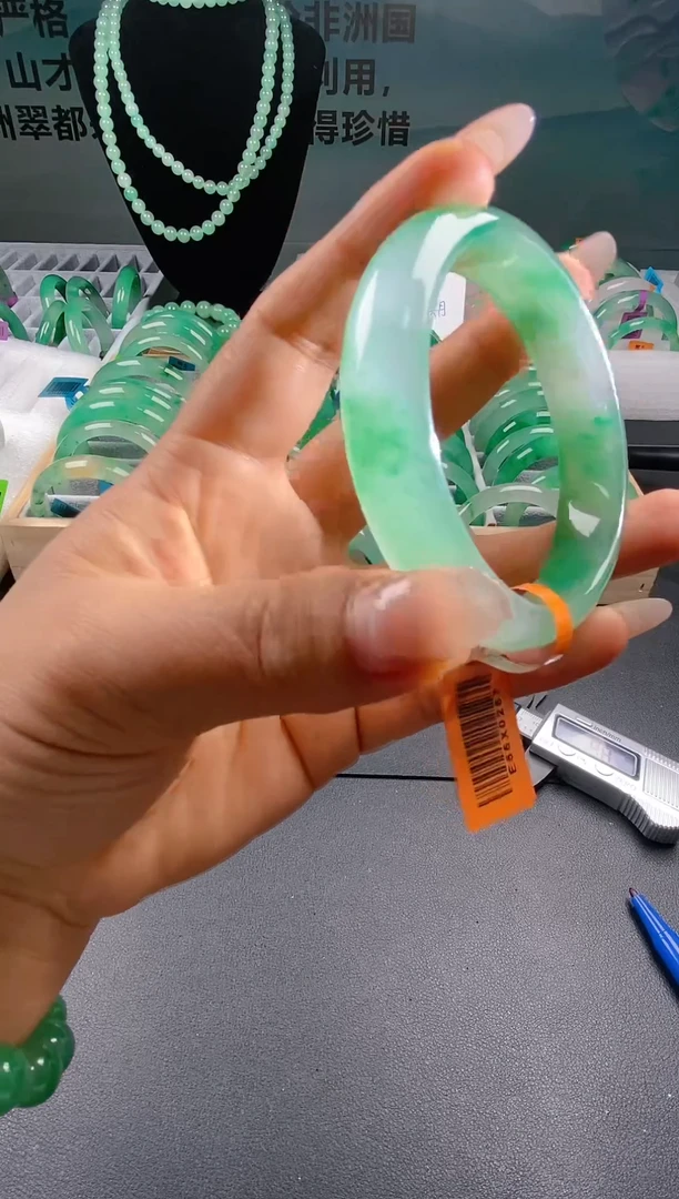 【闪购商品】石英质玉手镯未镶嵌天然A货非洲翠42