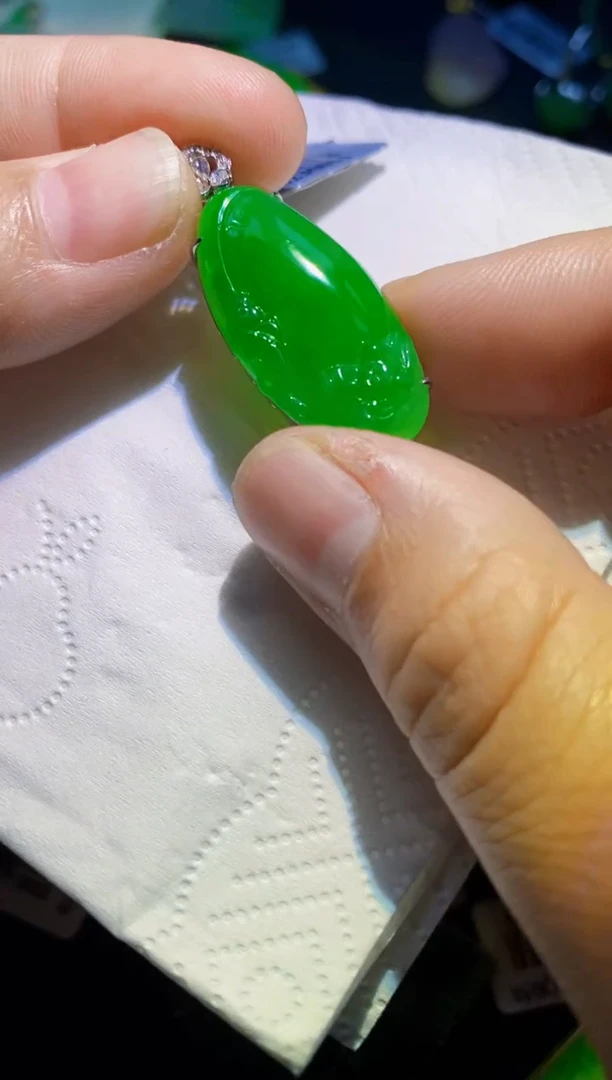 翡翠18K金镶嵌颈饰荷叶