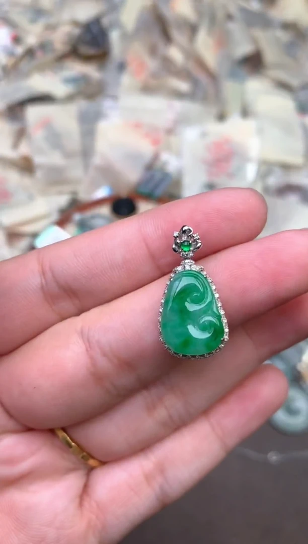 18K金镶嵌挂件翡翠   —