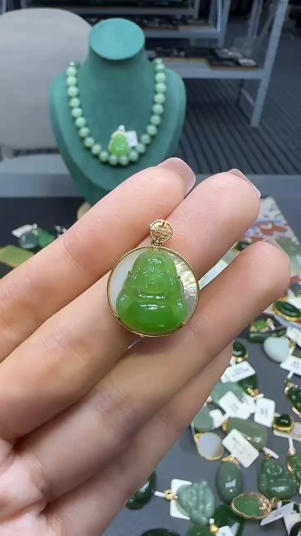 18K金镶嵌和田玉挂件1