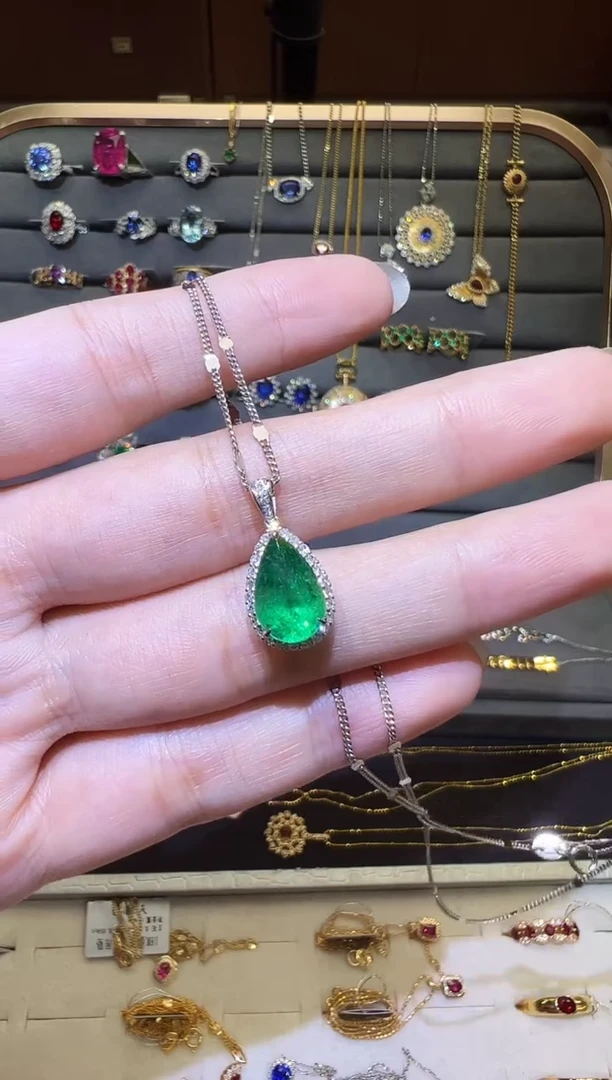 吊坠(赠链)18K金镶嵌祖母绿2.65ct