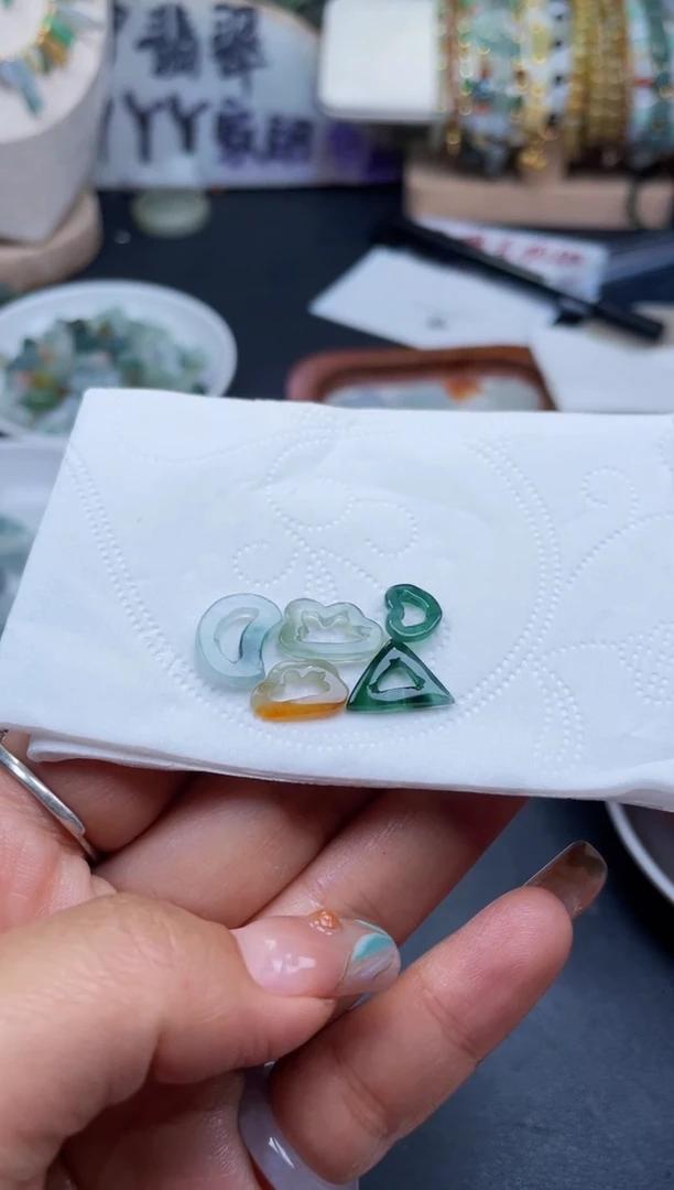 配石翡翠马****姐天然翡翠5颗28