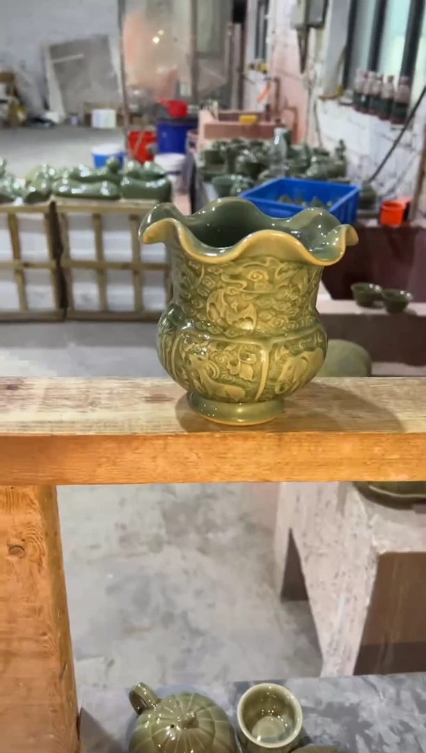 耀州窑青瓷花口股腹尊