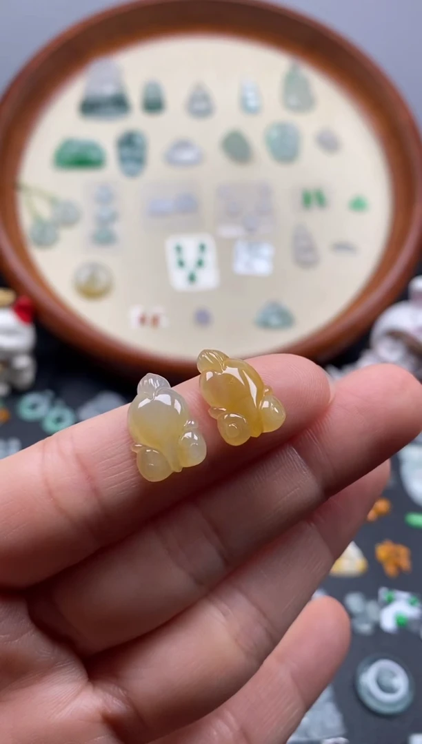 颈饰未镶嵌翡翠黄翡金鱼1对/芬