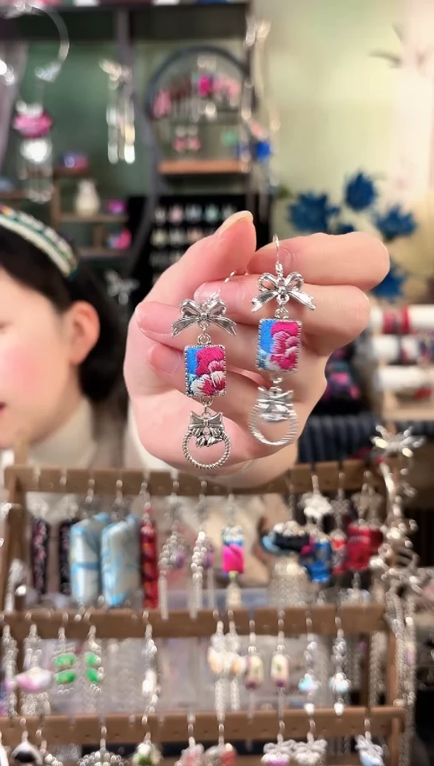 彩云南阁非遗老绣饰品503*