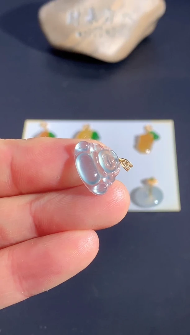 颈饰18K金镶嵌翡翠