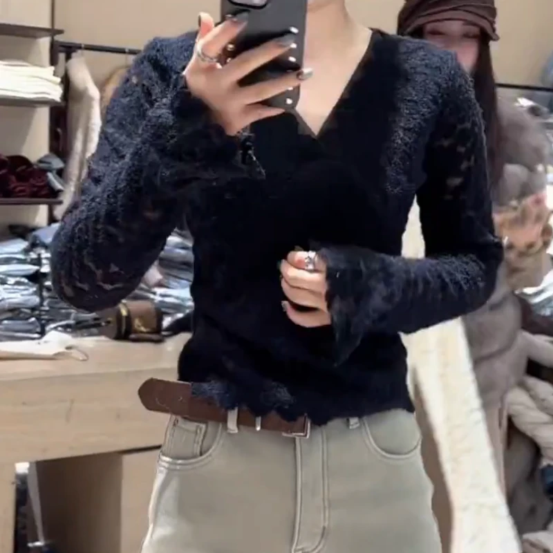 冬季设计感气质显瘦轻奢蕾丝V领上衣LK2508120