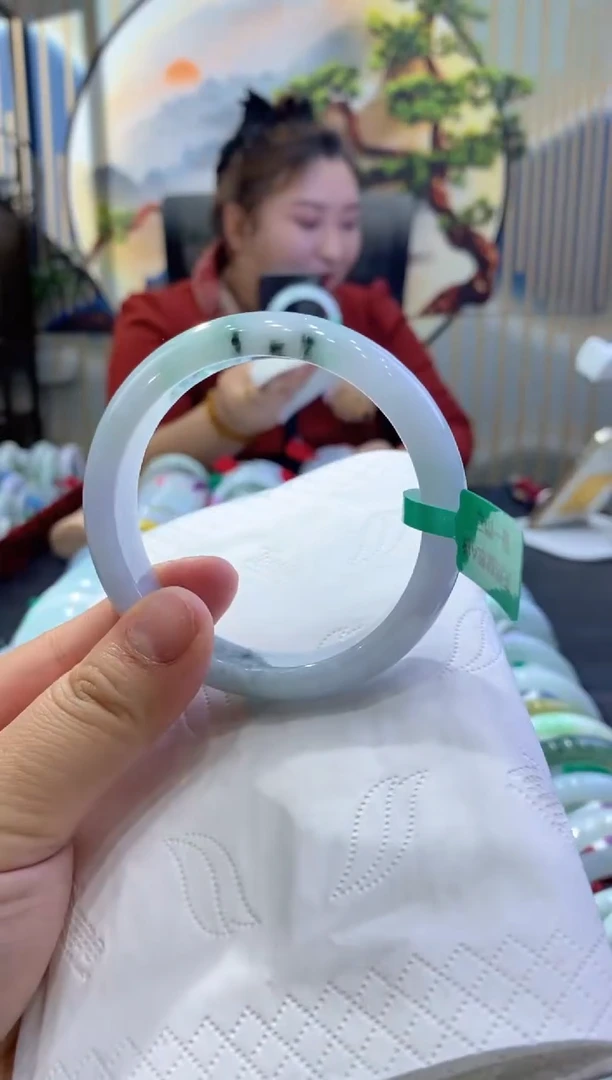 【闪购商品】翡翠手镯未镶嵌多人06841