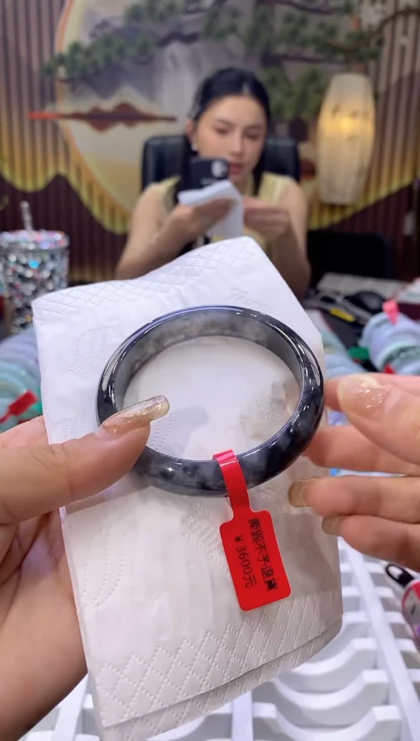 翡翠手镯未镶嵌多人06498