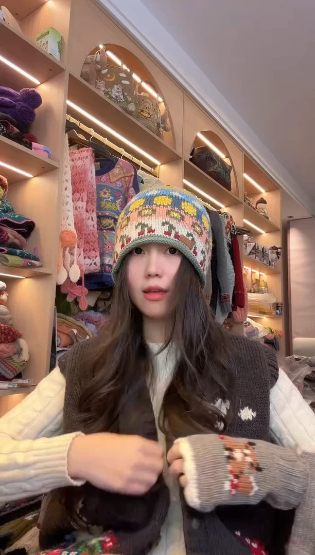 羊毛浅色樱桃帽