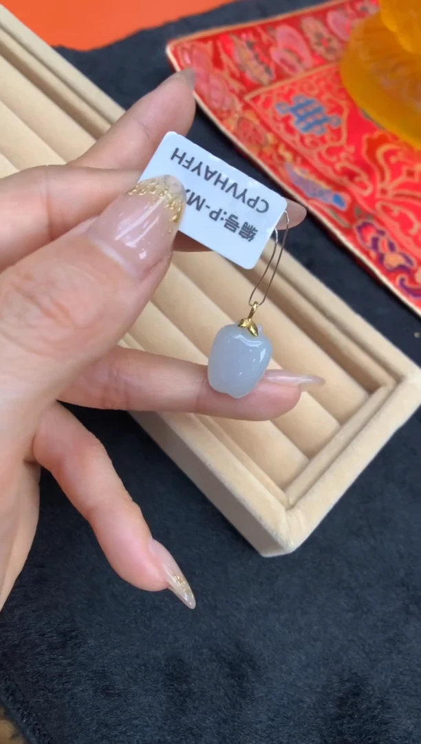 【闪购商品】翡翠颈饰18K金镶嵌苹果