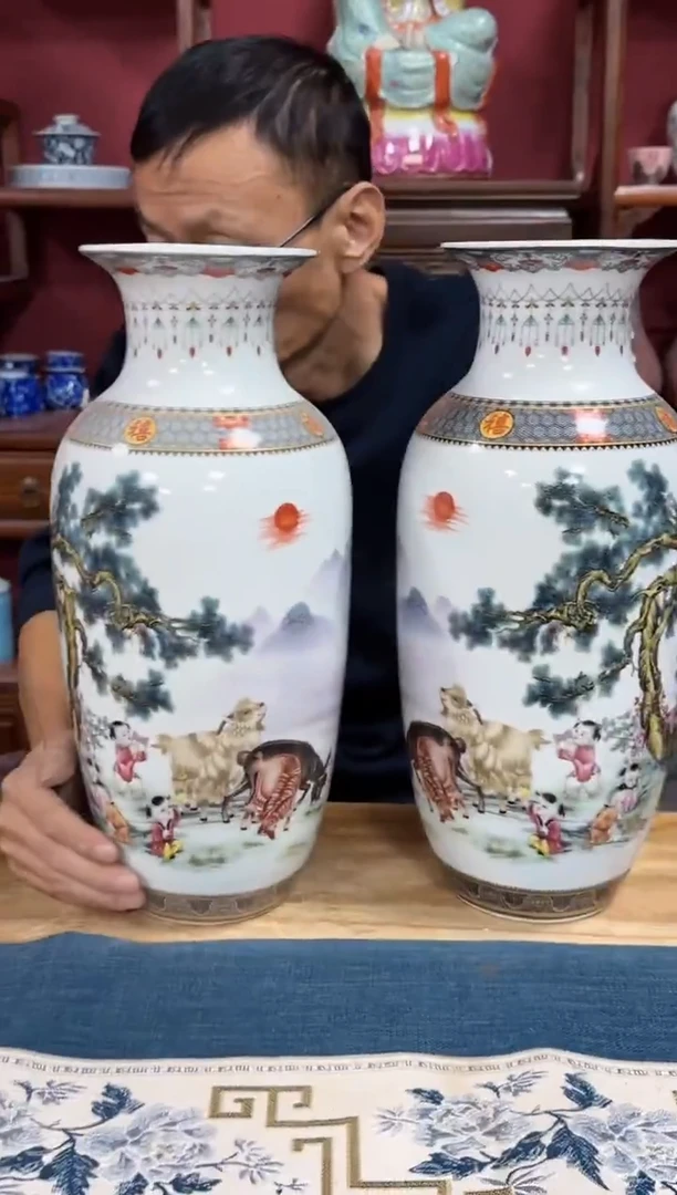 摆件一对陶瓷花瓶