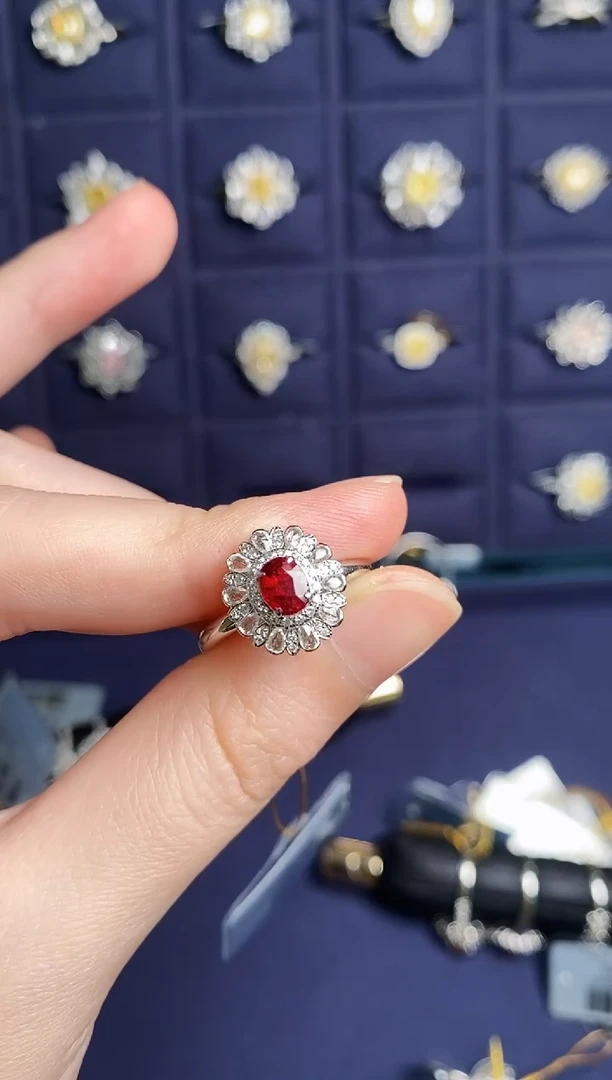 18K金镶嵌戒指红宝石555