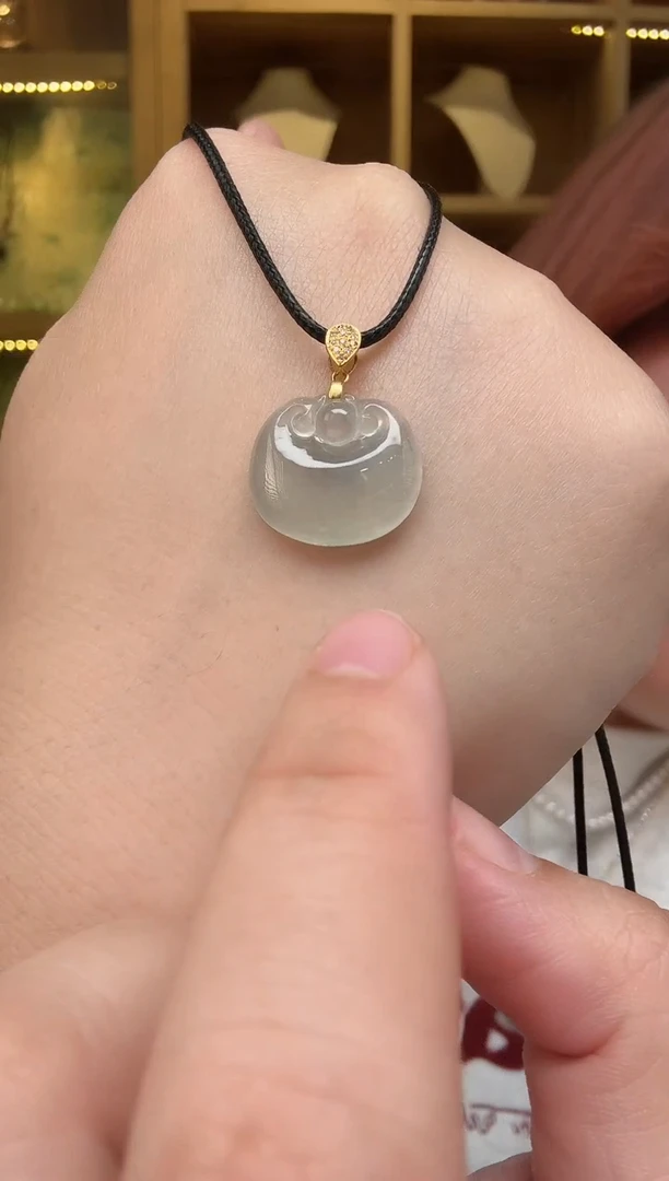 颈饰18K金镶嵌翡翠挂件