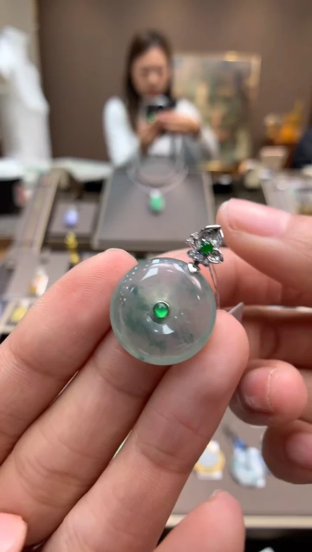 【闪购商品】翡翠颈饰18K金镶嵌平安扣