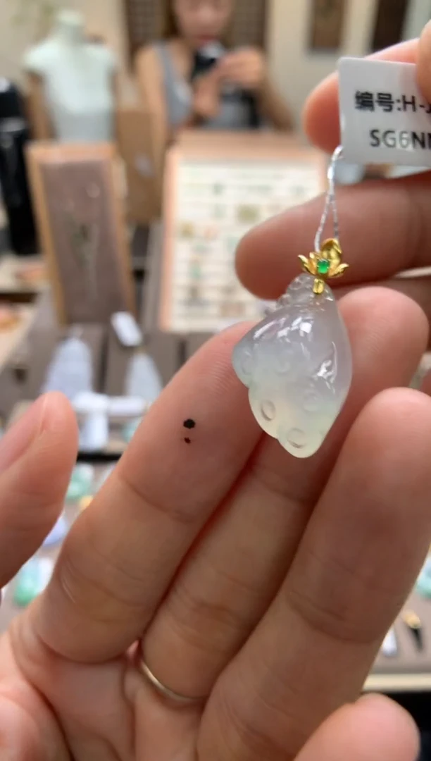 颈饰18K金镶嵌翡翠莲蓬