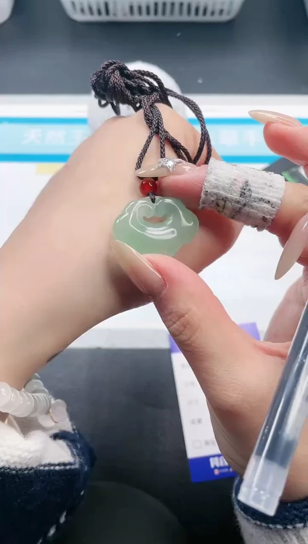 【闪购商品】石英质玉颈饰未镶嵌黑绳如意