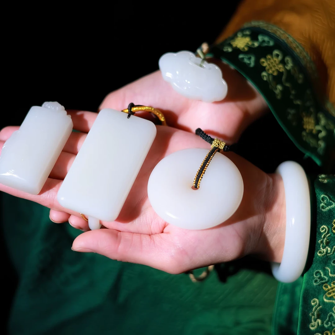 57号-精品脂白色精品吊坠以直播间为准