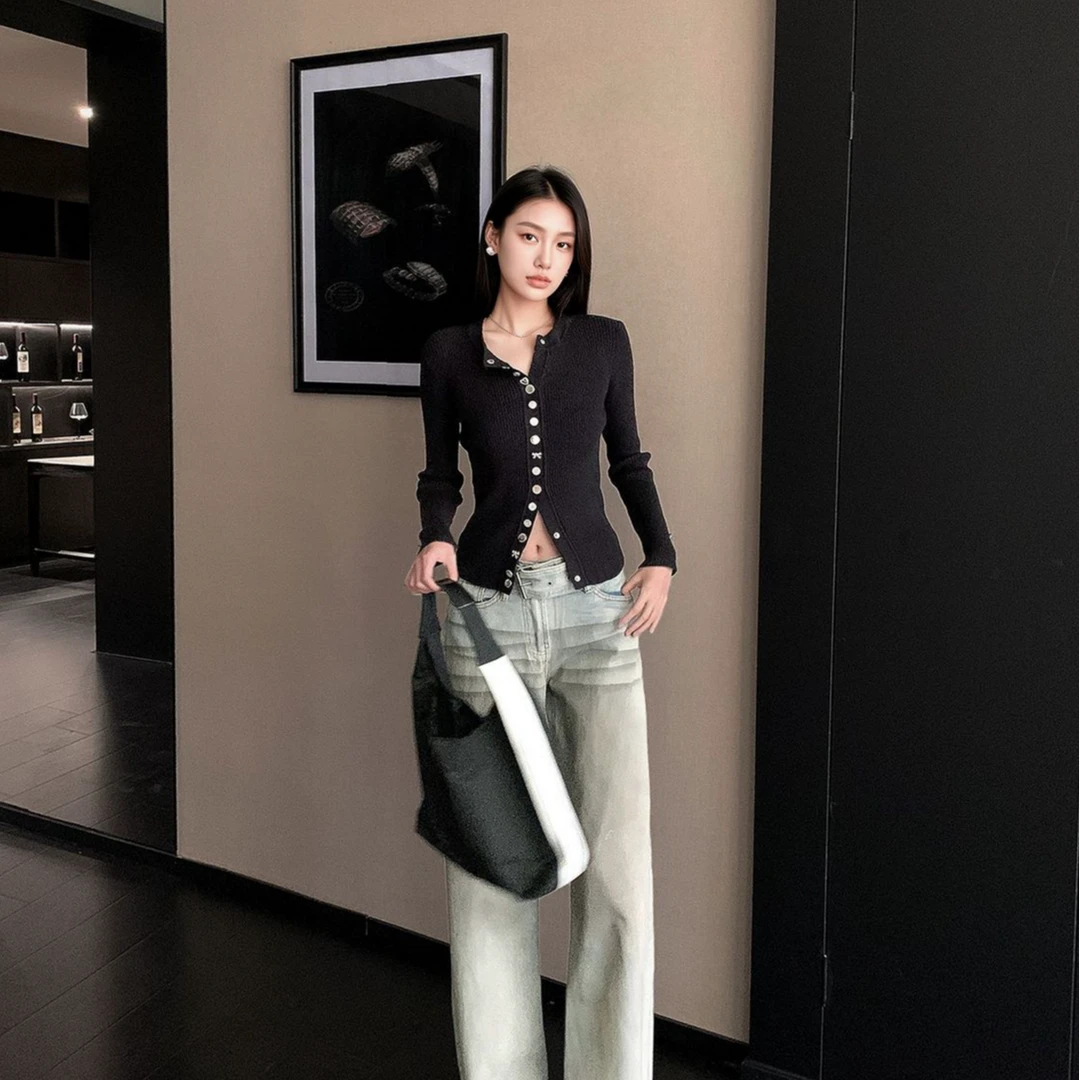 高级感重工钻扣黑色针织开衫女修身新款秋季短款显瘦气质毛衣外套