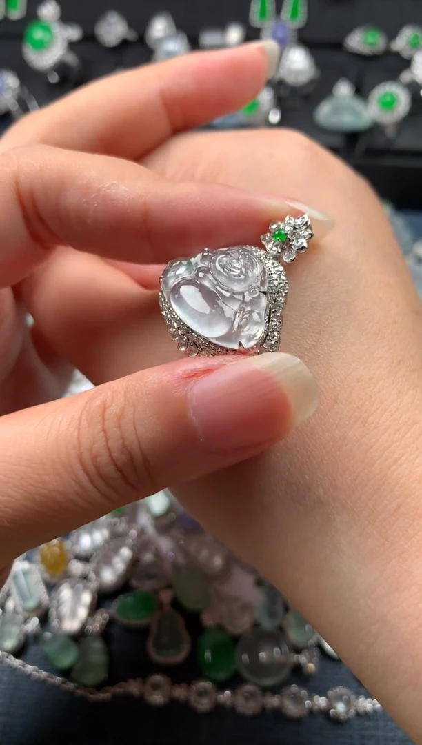 颈饰18K金镶嵌翡翠雪花棉佛公