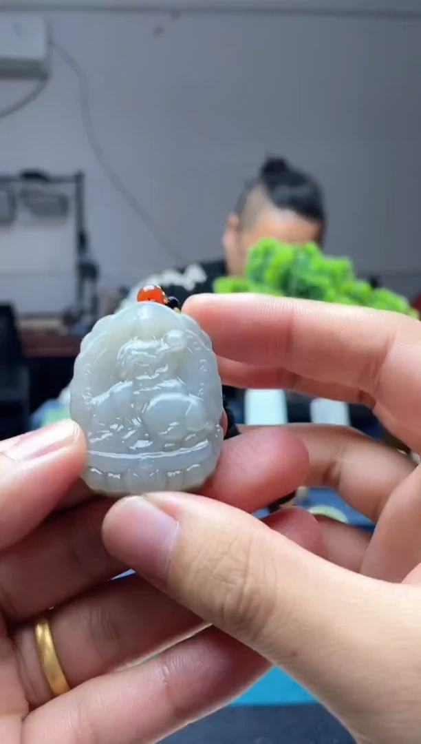 颈饰未镶嵌和田玉吊坠