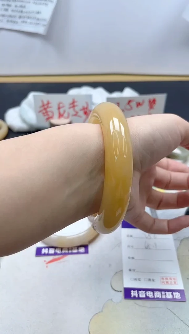 【闪购商品】石英质玉手镯未镶嵌256/65.1