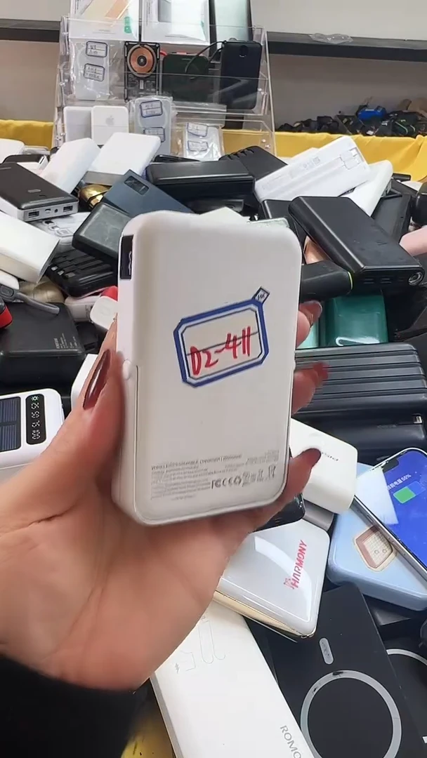 1M奇*哥精品磁吸无线充移动电源