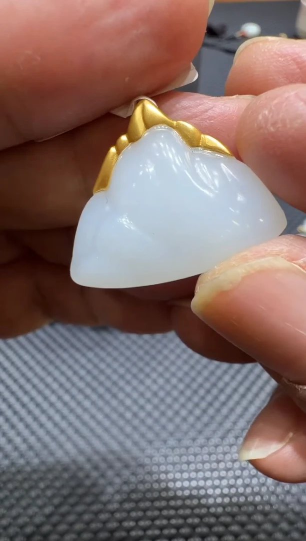 颈饰18K金镶嵌和田玉挂件（多样性发一）