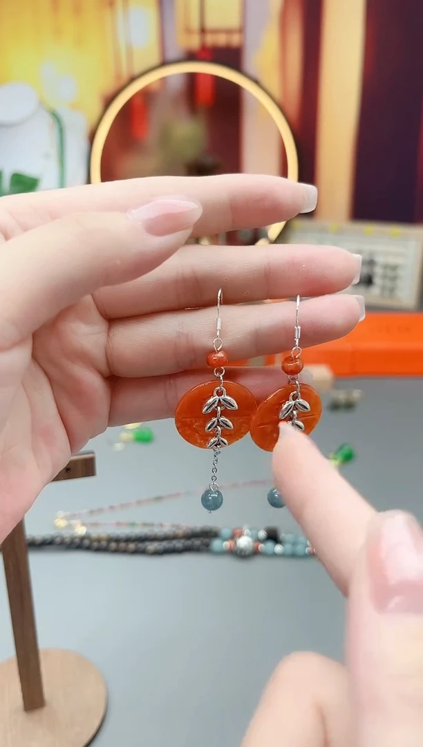 银S925镶嵌翡翠耳饰翡翠红翡圆牌镂空雕刻耳饰