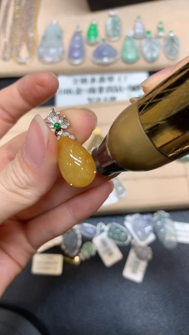 【闪购商品】翡翠颈饰18K金镶嵌水滴【无服务费