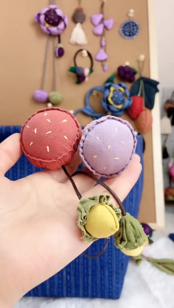 非金属布艺莲蓬包包挂红+紫