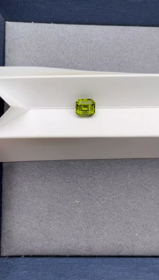 【闪购商品】橄榄石笔搁未镶嵌天然3.77CT